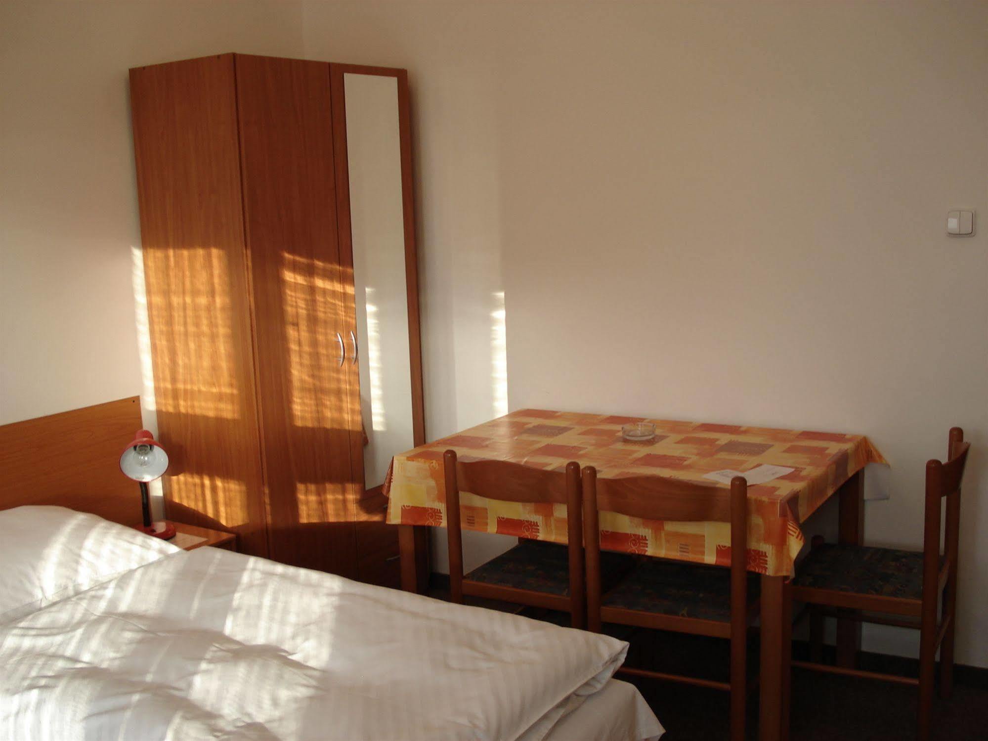 Pension Unie Прага Экстерьер фото