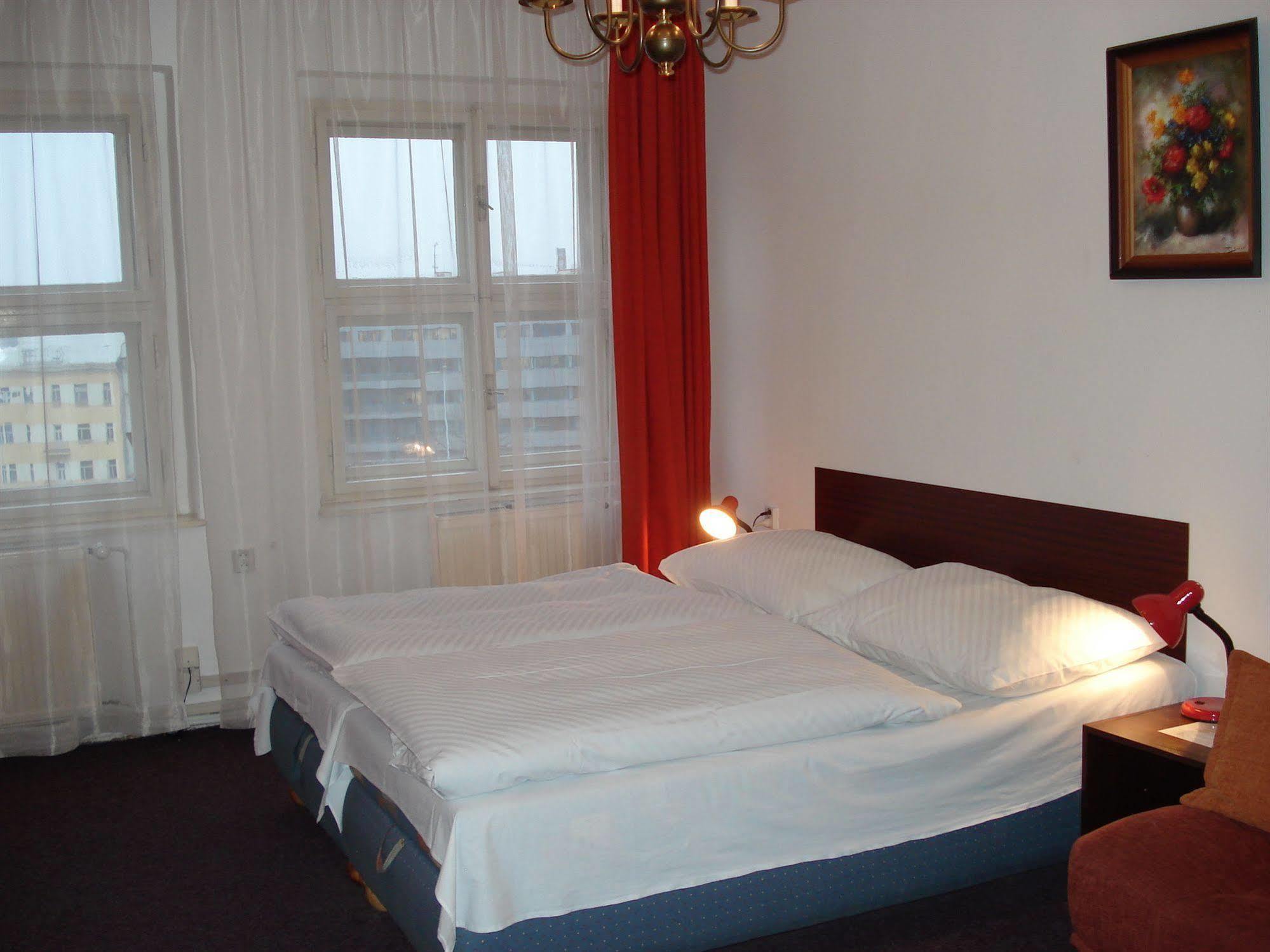 Pension Unie Прага Экстерьер фото